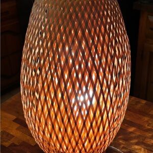 Table lamp with woven shade
